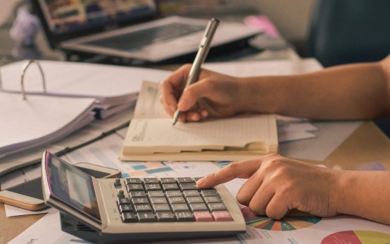 Người tính toán chi phí bằng máy tính cầm tay