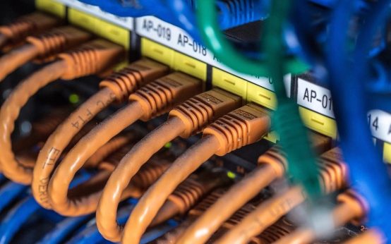 Các dây cáp mạng nối vào thiết bị